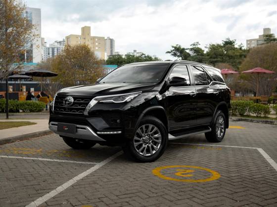 TOYOTA HILUX SW4 2.8 D-4D TURBO DIESEL SRX 7L 4X4 AUTOMÁTICO